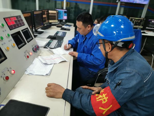 動力車間一期鍋爐控制室，值班人員確認(rèn)檢修票證.jpg