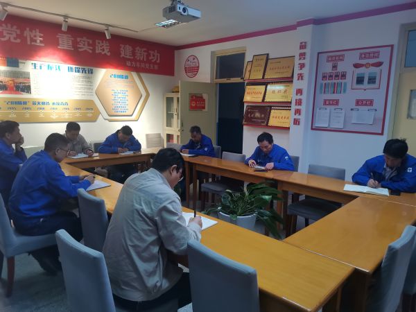 12日晚上8點，安全員在檢修例會上通報當(dāng)天檢查結(jié)果.jpg
