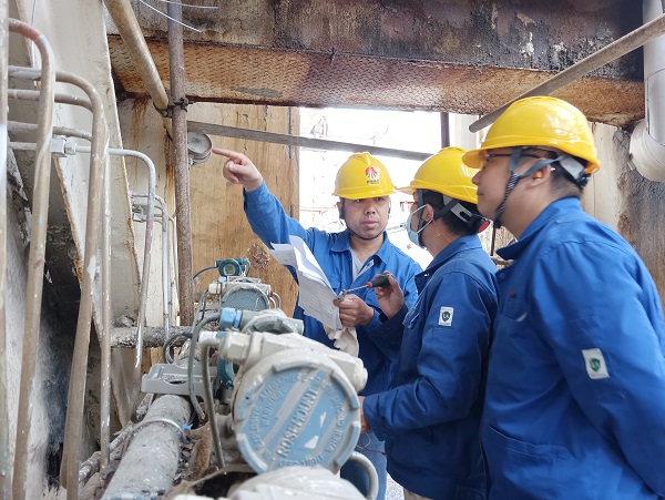 10月13日，一期空分現(xiàn)場，空分尿素工段人員在檢查更換儀表，核對儀表參數(shù).jpg