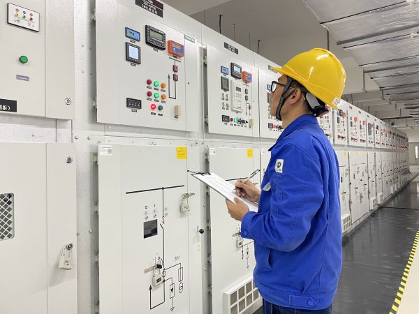 運行二班員工第五江明在記錄高壓電源進(jìn)線數(shù)據(jù).jpg