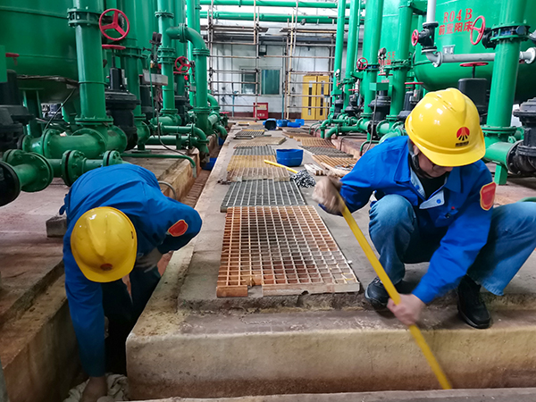 10月15日，脫鹽水站員工清理地溝積水以交出地溝防腐.jpg