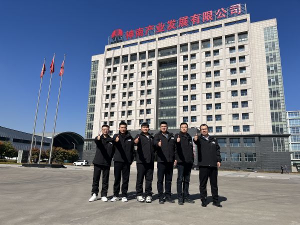 2023年10月14日，參加陜煤集團(tuán)第二十屆班組長(zhǎng)綜合素質(zhì)提升班，渭化集團(tuán)公司班組長(zhǎng)代表在神南學(xué)院辦公樓前合影留念.jpg