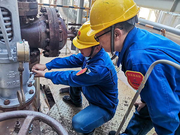 10月20日上午，徐濤和張跟潮在3號(hào)爐定排罐處檢查安全閥安裝質(zhì)量.jpg