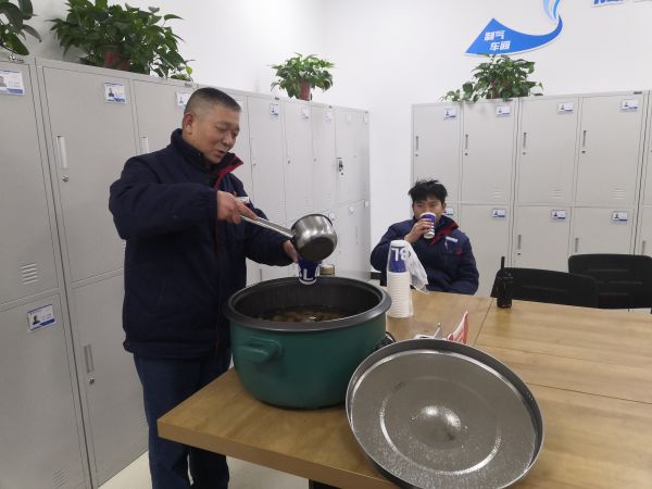 圖1 12月8日，剛忙完工作的職工杜仲毅喝著冰糖雪梨水。肖歡 攝.jpg