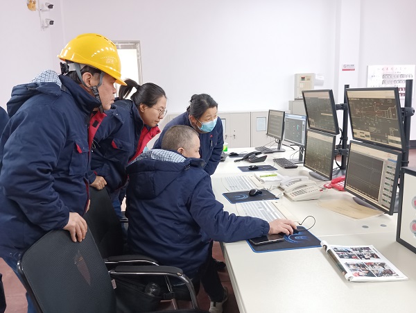 12月15日，計控電儀部主任工程師馬曉華，空分尿素工段段長郭凱等人在一期檢查處理空壓機(jī)導(dǎo)葉閥故障.jpg