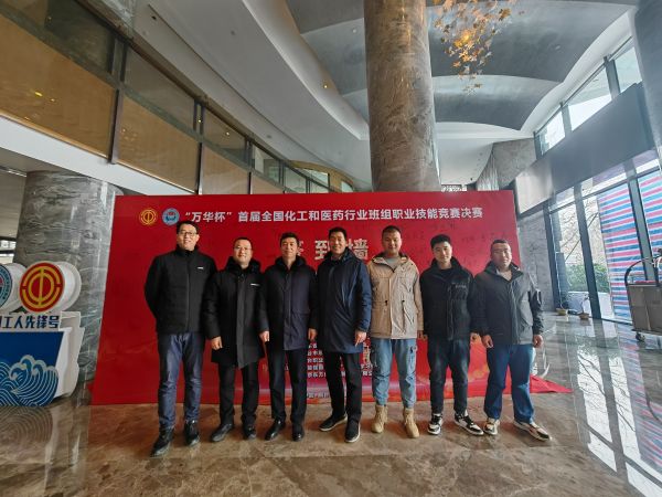 副總經(jīng)理趙強(qiáng)、工會(huì)副主席李景忠、合成車間主任王東亮與參賽隊(duì)員在決賽前夕合影留念2.jpg