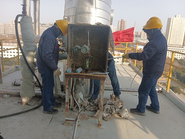 12月20日，計(jì)控電儀部空分尿素工段人員在尿素框架5樓給壓力204表增加電伴熱2.jpg