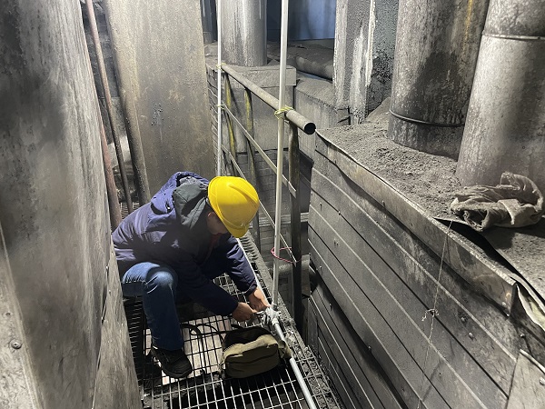 電氣檢修員工正在固定燈架與接線盒。.jpg