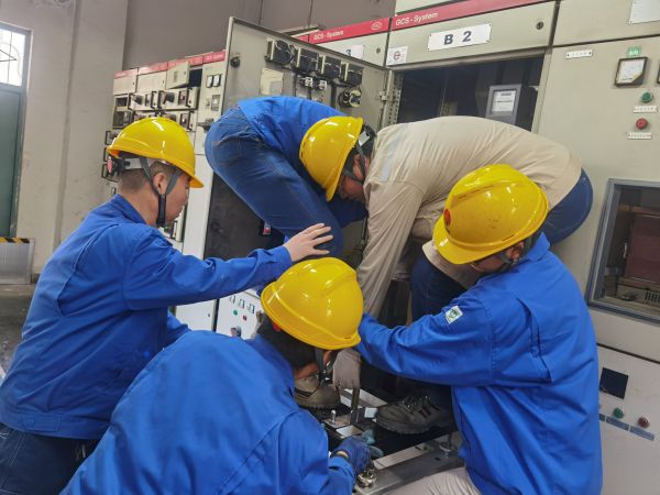 今年大檢修期間，電氣檢修人員齊心協(xié)力“修舊利廢”.jpg