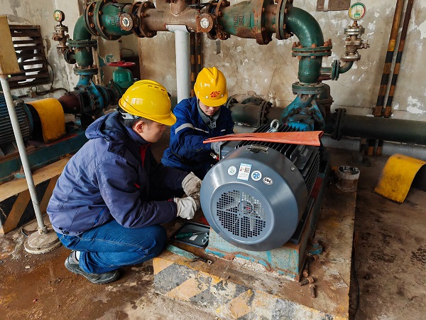 1月份，電氣檢修人員正在更換高效節(jié)能電機.jpg