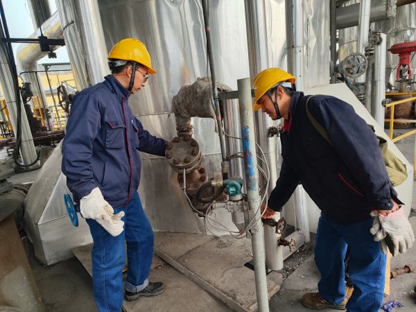 2月2日，計(jì)控電儀部李勝忠和胡含朗正在檢查氣化爐流量變送器的伴熱保溫情況.jpg