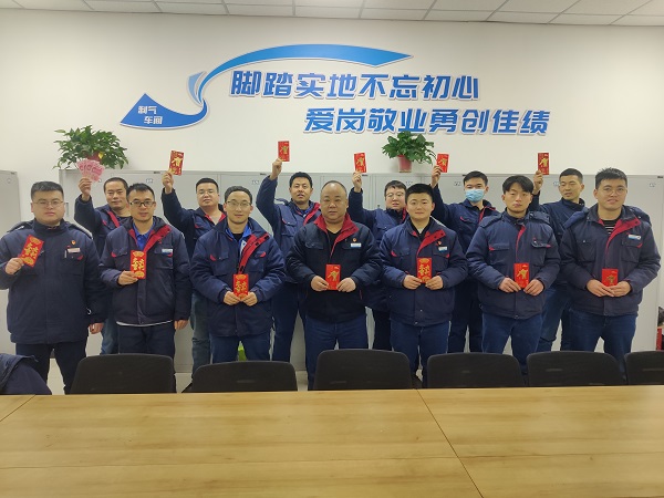 2月11日，大年初二車間管理人員為白班在崗人員，化工二班派發(fā)新春紅包照片.jpg