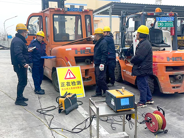 2月19日，運(yùn)銷分部，曹侃、伍思盈等人員，在北物流門現(xiàn)場檢測。運(yùn)銷分部 曹侃攝（2）.jpg