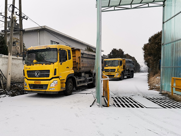 2月21日，運銷市場部，藺毅、趙冰等人員，在渣場現(xiàn)場清理積雪。運銷市場部 藺毅 攝 - 副本.jpg
