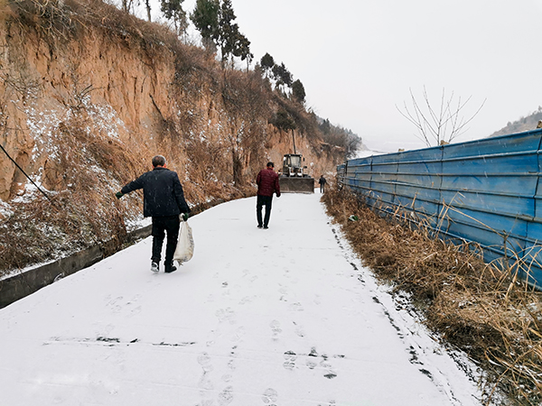 2月21日，運銷市場部，藺毅、趙冰等人員，在渣場現(xiàn)場清理積雪。運銷市場部 藺毅 攝1 - 副本.jpg