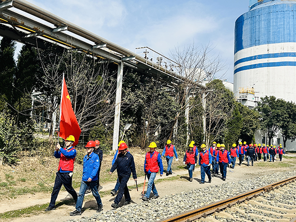 3月20日下午，物料車(chē)間黨支部開(kāi)展了“清除雜草保安全 志愿服務(wù)顯擔(dān)當(dāng)”主題活動(dòng)，   600.jpg