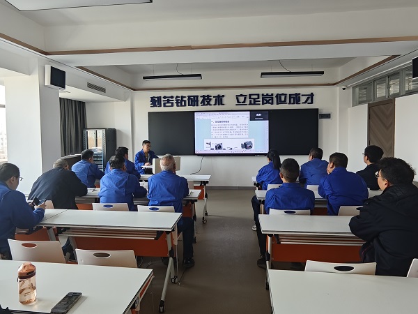3月20日，計(jì)控電儀部青年講師郭愛(ài)軍為部門人員進(jìn)行Fisher智能定位器DVC6200專項(xiàng)培訓(xùn)1.jpg