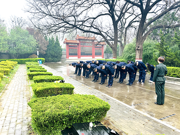 4月2日下午，渭化集團(tuán)組織黨員代表、團(tuán)員青年代表走進(jìn)渭南市臨渭區(qū)王尚德烈士陵園，開(kāi)展清明節(jié)祭掃活動(dòng)。烈士紀(jì)念碑前默哀鞠躬.JPG