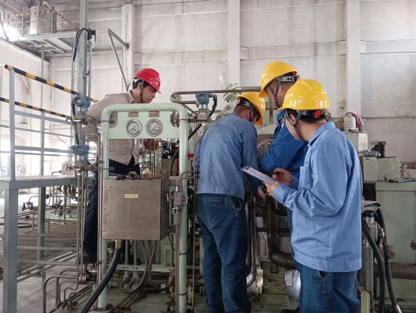 三期檢修現(xiàn)場，計控電儀部在進行“精益檢修 安全有我”主題活動的安全檢查（1）.jpg