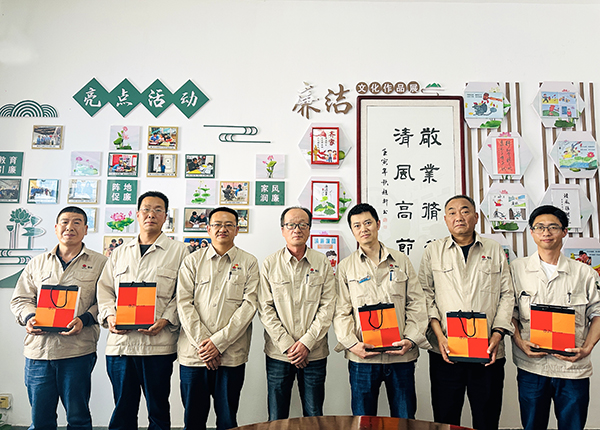4月18日下午，物料車間黨支部組織運(yùn)行崗位職工開展“書廉韻 倡廉潔”仿宋字書廉比賽。--晉級(jí)選手發(fā)放獎(jiǎng)品.JPG