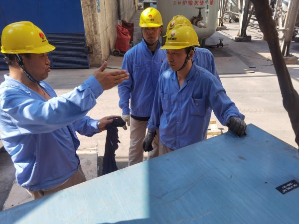 4月20日，王宏在現(xiàn)場(chǎng)給青工們講授高壓電機(jī)工作原理.jpg