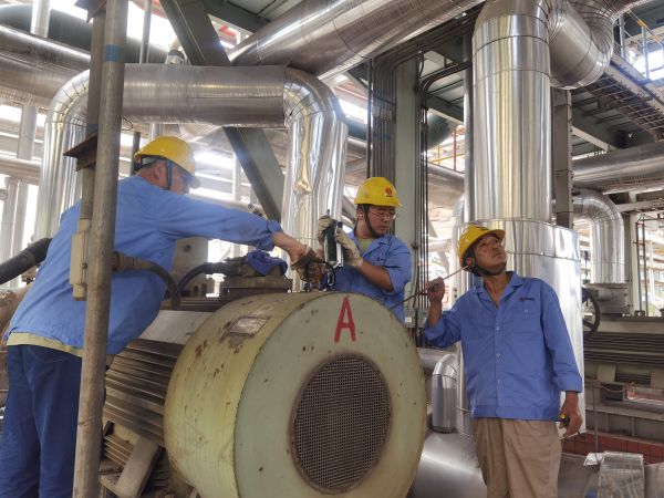 4月19日，魏駟超跟隨師傅對(duì)電機(jī)進(jìn)行巡檢.jpg