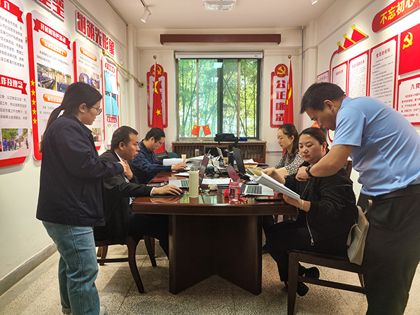 4月25日陜煤審計(jì)委檢查組人員在法律審計(jì)部會(huì)議室開(kāi)展審計(jì)檢查工作  600.jpg