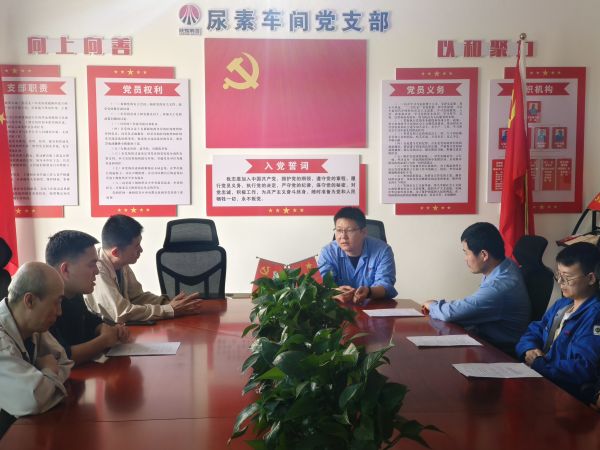 4月28日，車間工藝主任王慶振對班組考試試卷進行點評.jpg