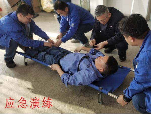 4月26日，尿素車間對擔架操作進行培訓.jpg