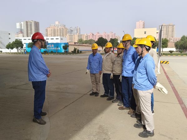 4月26日，尿素車間開展四月份受限空間應(yīng)急演練.jpg