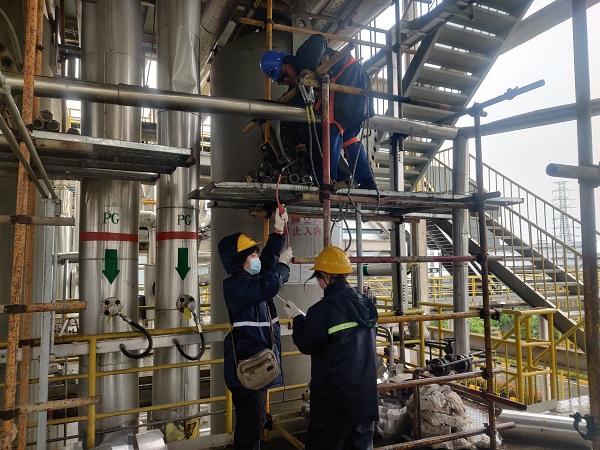 4月30日，分析人員對洗氨塔受限空間作業(yè)進(jìn)行入罐前取樣分析.jpg
