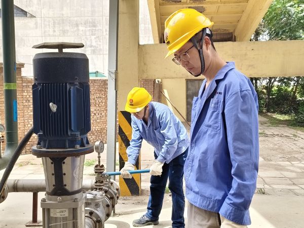 5月11日，尿素車間設(shè)備技術(shù)員馬強檢查冷卻水泵運行情況 (1).jpg