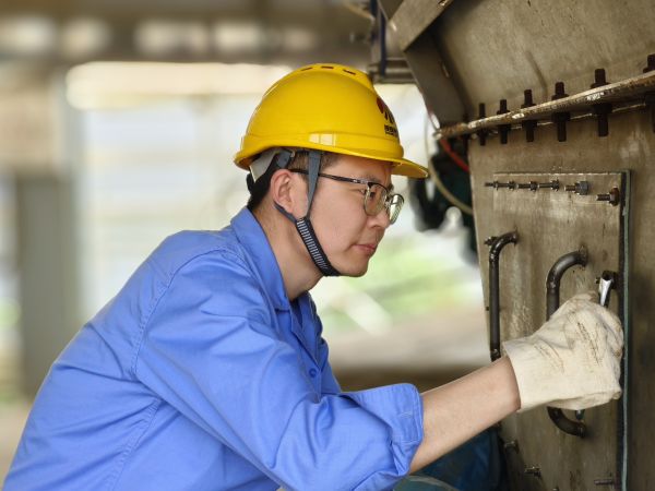 5月11日，尿素車間設(shè)備技術(shù)員馬強檢查設(shè)備螺栓是否松動.jpg
