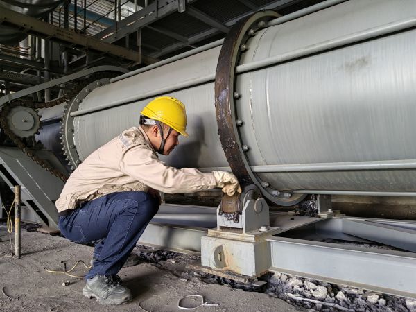 2024年5月20日，動(dòng)力車間4號(hào)鍋爐冷渣器更換后運(yùn)行人員正在對(duì)冷渣器做潤(rùn)滑.jpg