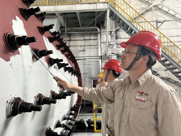 圖2 5月30日下午，制氣車間黨支部攜手聯(lián)合黨支部開展聯(lián)學(xué)聯(lián)建融生產(chǎn)  裝置舊貌換新顏主題黨日活動(dòng)，制氣車間702磨煤機(jī)刷漆亮化活動(dòng)現(xiàn)場(chǎng)紀(jì)實(shí)。.jpg
