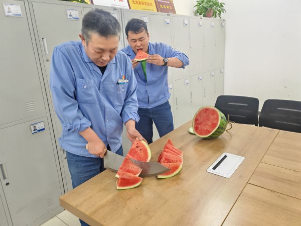 圖3 6月25日，班長雷仲民正在切西瓜。 肖歡 攝.jpg