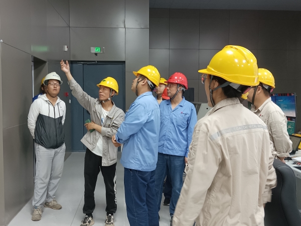 7月17日，計控電儀部副部長劉勇組織電氣儀表相關人員在醋酸甲酯中試項目現(xiàn)場進行素質(zhì)提升工作實踐交流（3）.jpg