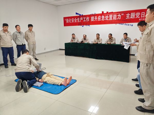 圖2 7月26日，張力演示心肺復蘇全過程。.jpg