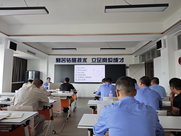 近日，計(jì)控電儀部主任工程師馬曉華為部門人員進(jìn)行了“離心式壓縮機(jī)的防喘振控制” 培訓(xùn)1.jpg