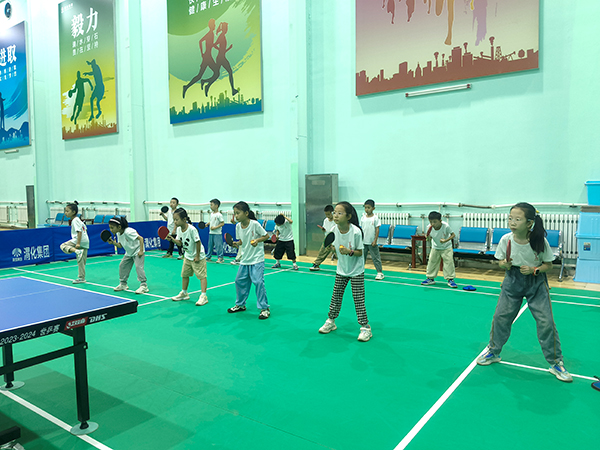 2024年8月1日，渭化集團(tuán)乒乓球館，小學(xué)生學(xué)習(xí)乒乓球.jpg