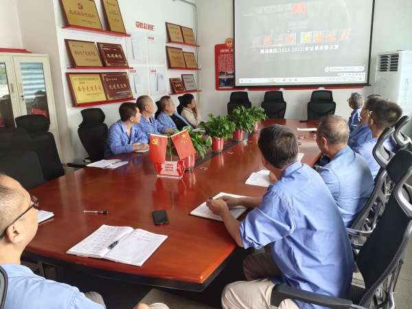 8月28日，車間管理人員觀看警示視頻.jpg