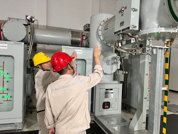 王文波查看六氟化硫室，保障設備安全.jpg
