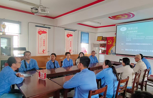 近日，物料車間主任喬玄帶領(lǐng)班組人員學(xué)習(xí)事故，并結(jié)合各自崗位工作展開討論.jpg