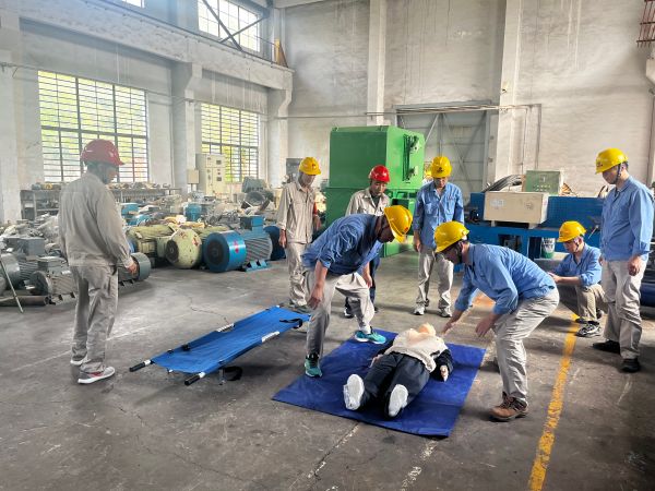近日，為了提升員工的安全應(yīng)急處置能力和實踐技能，計控電儀部組織檢修一班進行觸電應(yīng)急演練.jpg