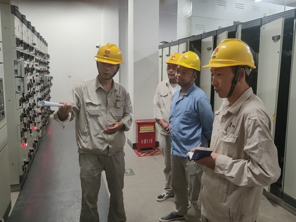 9月12日，計控電儀部技術人員正在講述設備原理和操作步驟.jpg