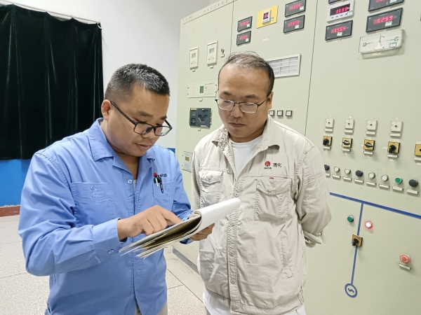 9月，運行人員正在崗位上對發(fā)電機并網(wǎng)工作票進行審核.jpg