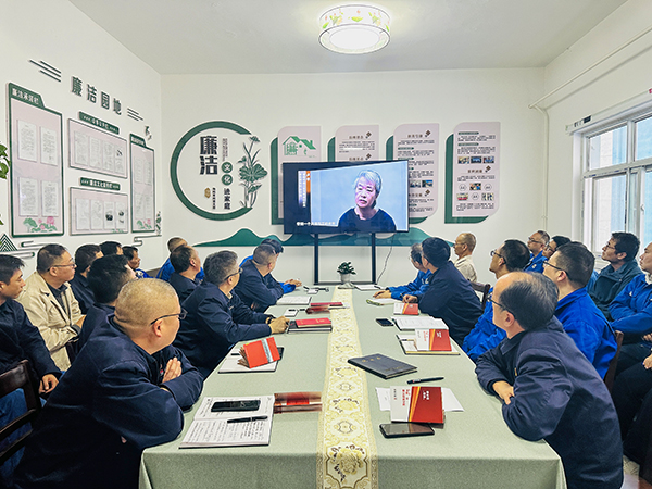 10月21日下午，物料車間黨支部開展了以“敲響廉潔警鐘、繃緊安全之弦、筑牢廉潔安全‘雙防線’”為主題的警示教育活動，--圖為觀看廉潔警示教育專題片.jpg