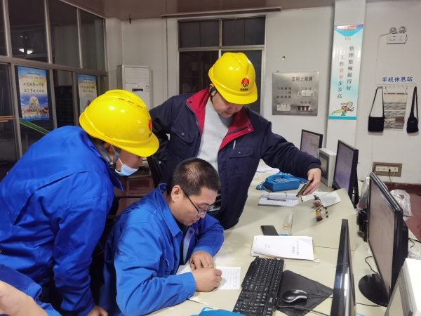 10月23日，電氣人員正在中控室處理PLC故障.jpg
