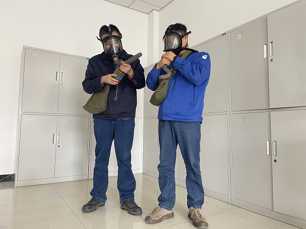 運(yùn)行工段員工正在練習(xí)如何將面具與濾毒罐正確組裝。.jpg