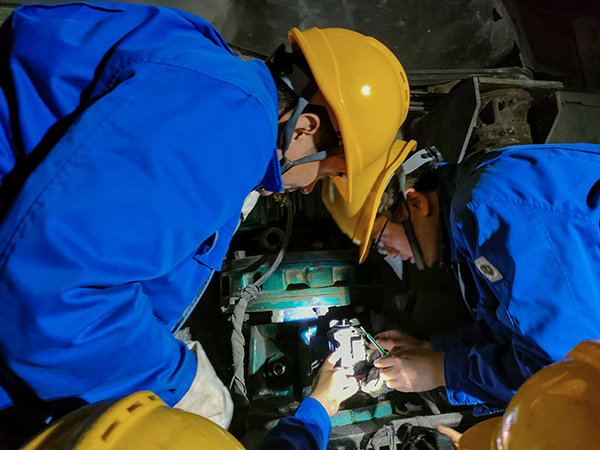 10月30日晚22時(shí)，工藝配合電氣人員拆卸故障電機(jī)。.jpg